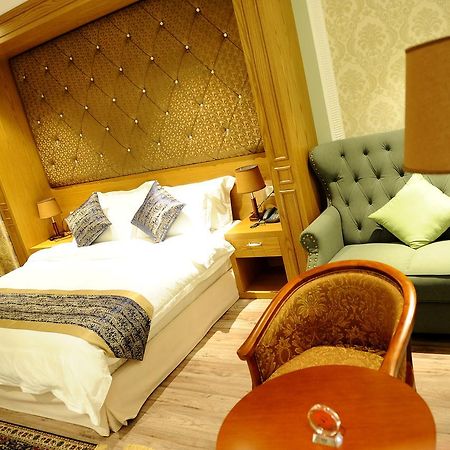 Hotel Britania Kamez Экстерьер фото