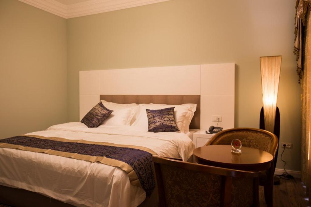 Hotel Britania Kamez Экстерьер фото